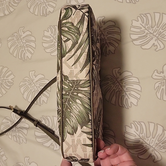 Gorgeous white and green mostera leaf jet set crossbody - Picture 12 of 13